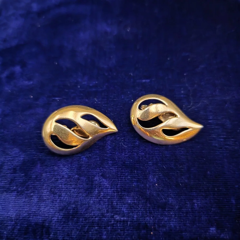MONET Signed Polished Gold Tone Clip On‎ Earrings 80's Design Vtg Clip-on